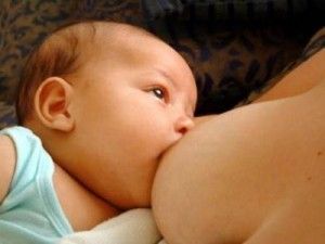 bebe amamantando