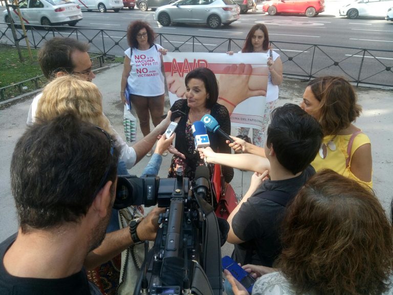 Las afectadas por la vacuna papiloma analizan con Sanidad sus graves daños