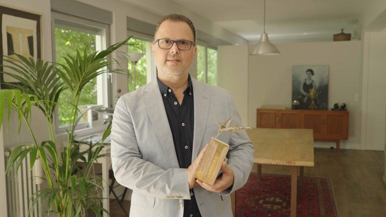 Un médico del grupo vacuna Covid de la OMS, premiado por los fabricantes de esas vacunas